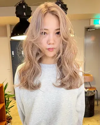 ロング ミルクティーベージュ outaのヘアスタイル