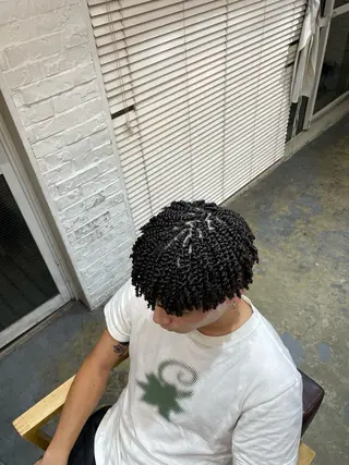 パーマ メンズ コーンロウ／ブレイズ SYUのヘアスタイル