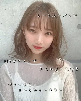 ミディアム カラー レイヤーカット 透明感カラーのヘアスタイル
