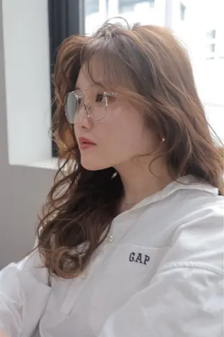 ロング ウシロダ メグミのヘアスタイル