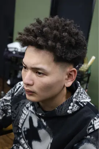 ショート パーマ メンズ 三谷 仁のヘアスタイル