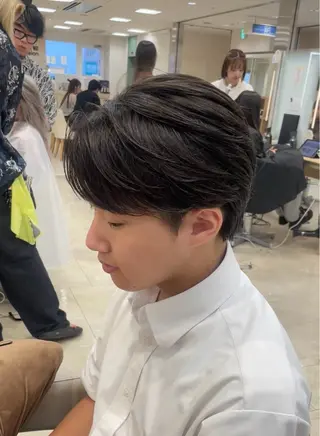 メンズ センターパート職人 ‪✂︎‬ トモキのヘアスタイル