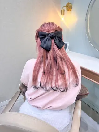 ロング カラー ヘアアレンジ 𝑴𝑰𝑨🎀赤髪 /ピンク/髪質改善のヘアスタイル