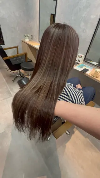 ロング motoトップカラー リスト/ブリーチカラのヘアスタイル