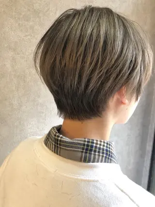 ショート カラー 顔周りレイヤー/韓国 ブリーチminamiのヘアスタイル