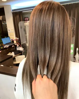 ロング カラー ANKH CROSS 新宿店所属・色ムラ修正の神様 新宿ハイトーンかすみのヘアスタイル