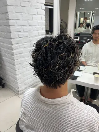 ショート カラー パーマ メンズ 【シャドウパーマ センターパート】義心のヘアスタイル