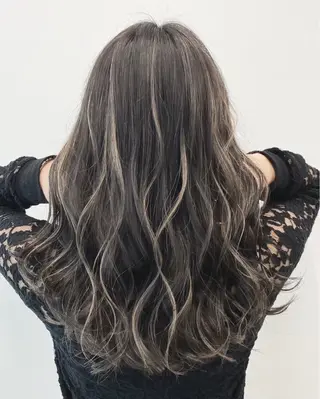 ロング カラー ヘアアレンジ ブリーチカラー デザインカラー　海音のヘアスタイル