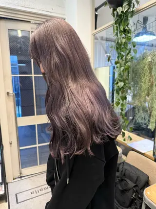 ロング カラー ミルクティー× グレージュMOMOのヘアスタイル