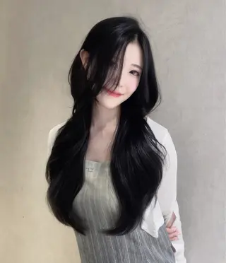 ロング Qin原宿店所属・葵 韓国オタク美容師 レイヤーカットのヘアスタイル