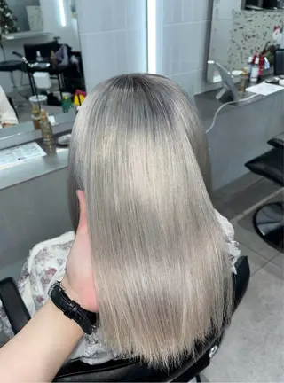 ミディアム ハイトーン ハイライ ト バレイヤージュのヘアスタイル