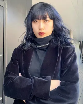 ミディアム カラー ヘアアレンジ 青髪特化🩵ブリーチ ハッシュカットのヘアスタイル