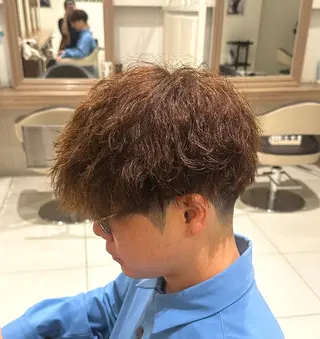 カラー パーマ メンズ ユージ ✂︎ パーマ＆ハイトーンのヘアスタイル