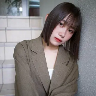 ミディアム カラー mina / 透明感ベージュカラーのヘアスタイル