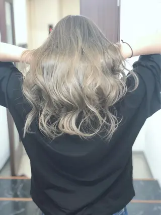 ロング カラー ヤナ マネージャーのヘアスタイル