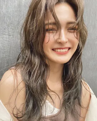 カラー mimiiy梅田 中崎町ハイトーンのヘアスタイル