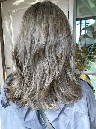 ミディアム カラー 川越 輝梨奈のヘアスタイル