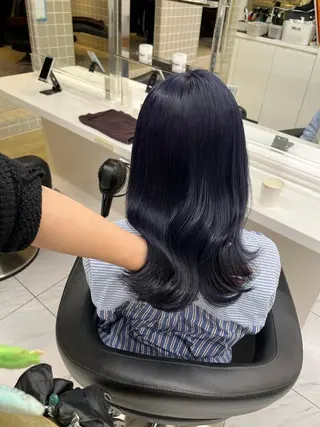 セミロング 寒色＆ブリーチ特化 寒色MiOのヘアスタイル