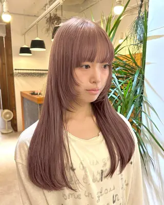 ロング リンダ所属・ベージュ/顔周り カット/スズキのヘアスタイル