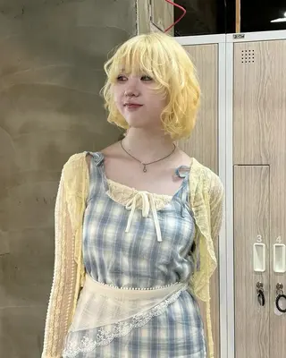 ミディアム 茜璃/ブリーチカラー /レイヤーカットのヘアスタイル