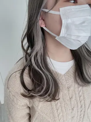 ミディアム カラー レイヤーカット 透明感カラーのヘアスタイル