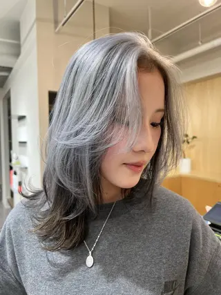 ミディアム カラー fleurir/ ハイトーン山本希来莉のヘアスタイル