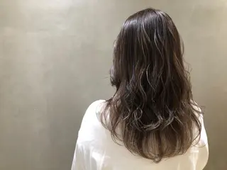 カラー 安達 葵のヘアスタイル