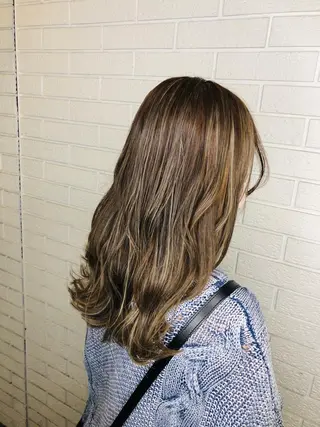 セミロング 艶カラー🩵💛 NANAのヘアスタイル