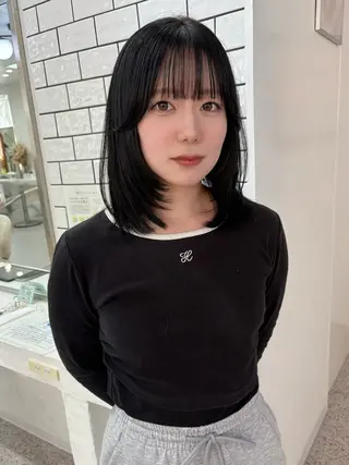 ミディアム カラー LOMARLIE JURIAのヘアスタイル