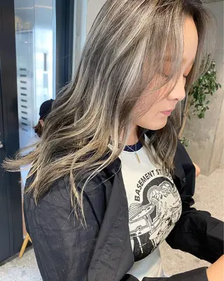 セミロング カラー ブリーチカラーレイヤ ーカット🦋annaのヘアスタイル