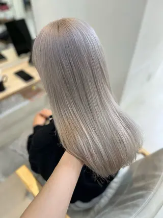 セミロング カラー Lamp 柏 山口 か乃 ブリーチカラーのヘアスタイル