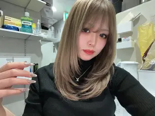 ミディアム タマシロカリン 艶カラー/レイヤーのヘアスタイル