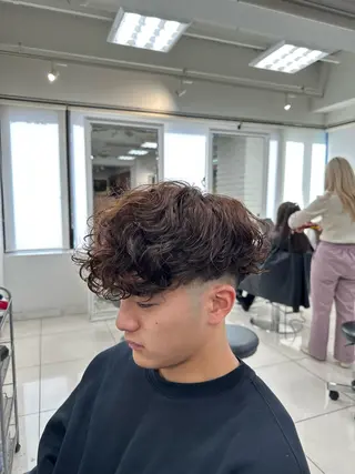 ショート カラー パーマ メンズ フェザーパーマ職人 🪶ryosukeのヘアスタイル