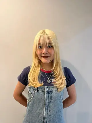 セミロング 韓国レイヤーカット/ ハイトーン/マアヤのヘアスタイル