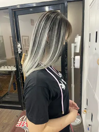 ミディアム カラー ヒカ/外国人風 デザインカラーのヘアスタイル