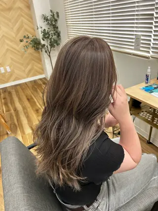 カラー 網代 志帆のヘアスタイル