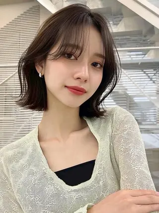 ミディアム 越川 友美子のヘアスタイル