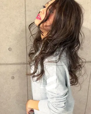 ロング カラー パーマ 髪質改善、エクステ 山口卓哉のヘアスタイル