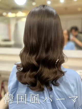 セミロング 波巻きウェーブ 韓国風パーマ 纐纈のヘアスタイル