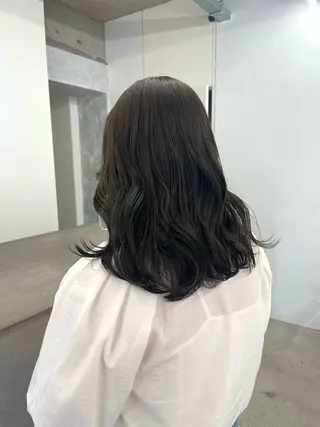 ミディアム カラー 小出 萌恵のヘアスタイル