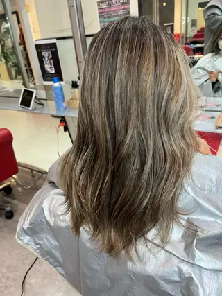 セミロング hair make huit8所属・ハイライト&ブリーチ 💇🏼‍♀MAHOのヘアスタイル