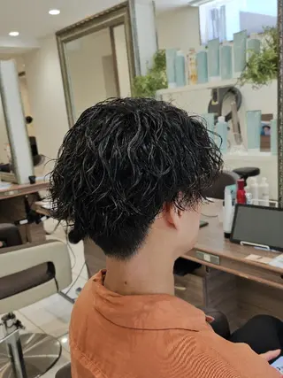 ショート メンズ パーマ ナチュラル暖色カラー 🤎 佐藤栞のヘアスタイル