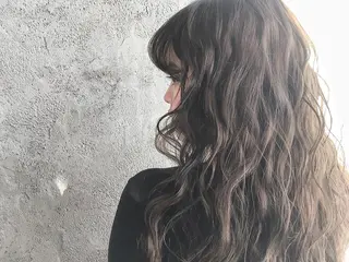 ロング カラー EMANON天神所属・Hitomi Ezakiのヘアスタイル