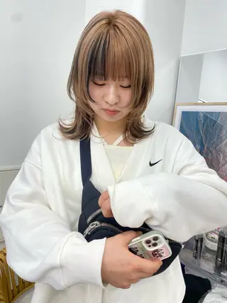 ミディアム ボブ/ハイトーン REINAのヘアスタイル