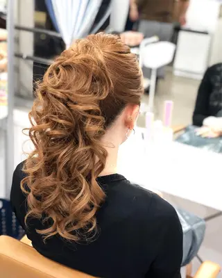 ロング ヘアアレンジ laera 佐藤のヘアスタイル