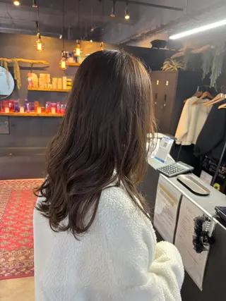 セミロング カラー Linda　Hiro所属・坂下 麻梨奈のヘアスタイル