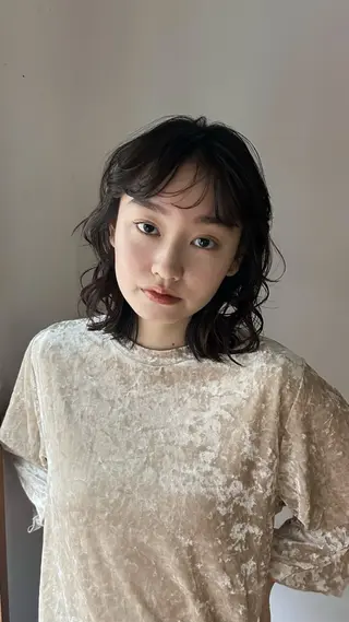 ミディアム パーマ ~洗練ナチュラル~ 🪵 岡田 知佳のヘアスタイル