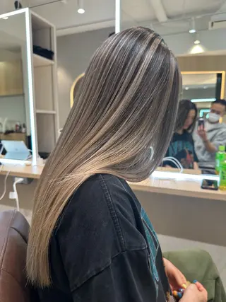 ロング カラー BLITZ-REVO smart salon所属・白髪ぼかし／ 海外風／竹井俊介のヘアスタイル