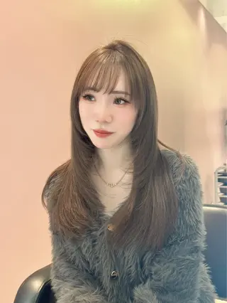 ロング レイヤーカット 透明感カラーのヘアスタイル