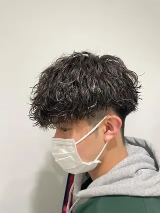 ミディアム パーマ ヘアアレンジ メンズ 艶カラー の達人のヘアスタイル